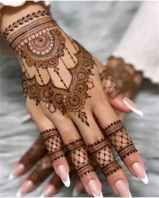 Star Ruffle Formation Blending Into Back Hand Mehndi Design Star Ruffle Formation Blending Into Back Hand Mehndi Design